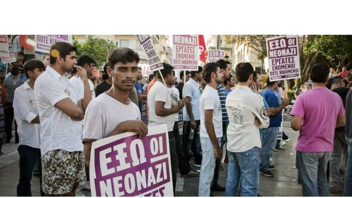 Varios inmigrantes pakistaníes en una protesta contra la violencia racista en Nikea, en la capital griega.