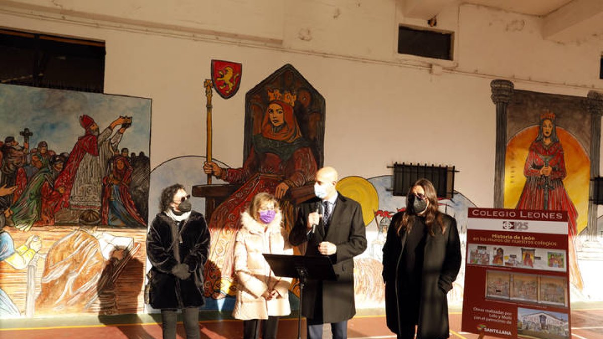 Acto de inauguración de los murales temáticos sobre el Reino de León en el Colegio Leonés. MARCIANO PÉREZ