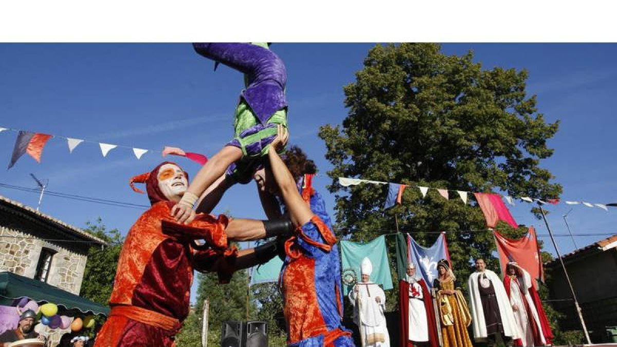 El tradicional mercado medieval de Sabero, que alcanza su XV edición, comenzará su actividad mañana en la parte más antigua de la localidad leonesa. JESÚS F. SALVADORES