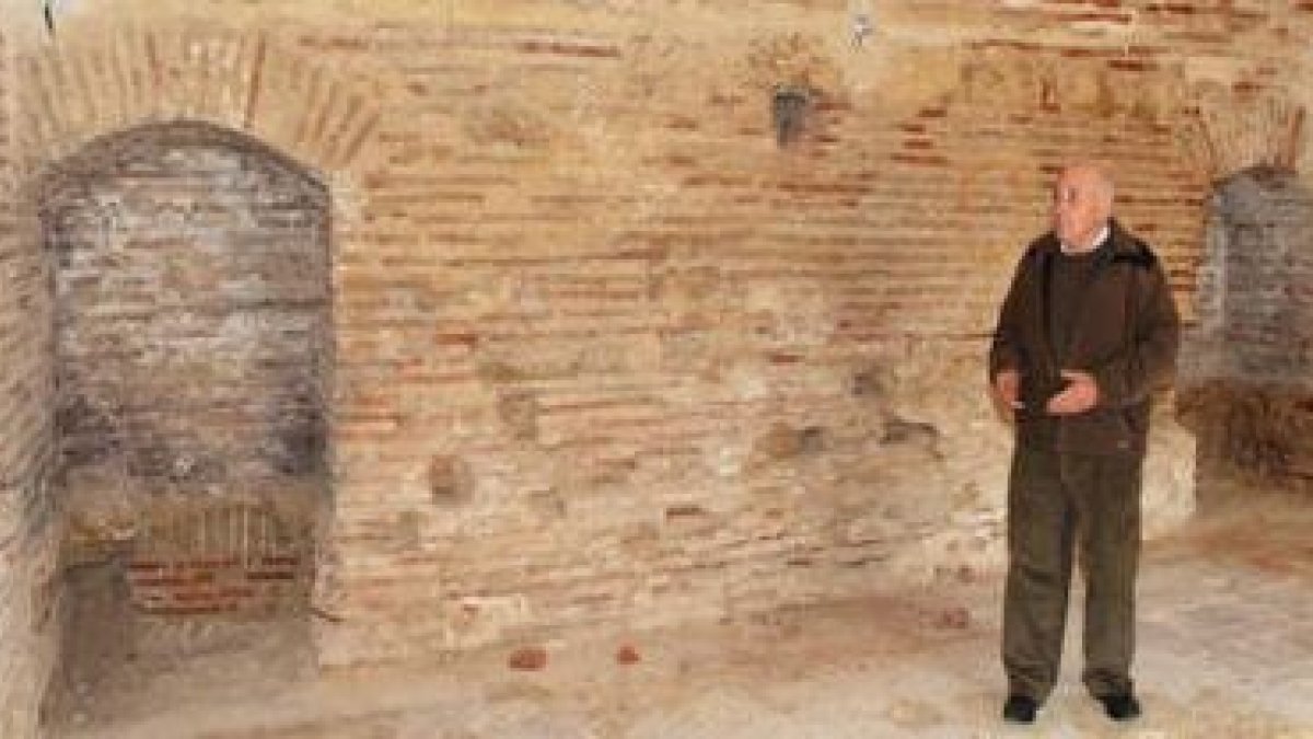 El alcalde de Grajal muestra las mazmorrasen las que se ubicará el albergue de peregrinos.