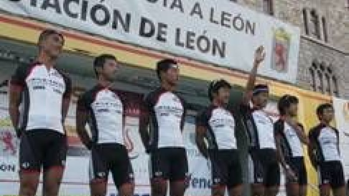Los integrantes del Team Bridgestone Anchor llegan desde Japón
