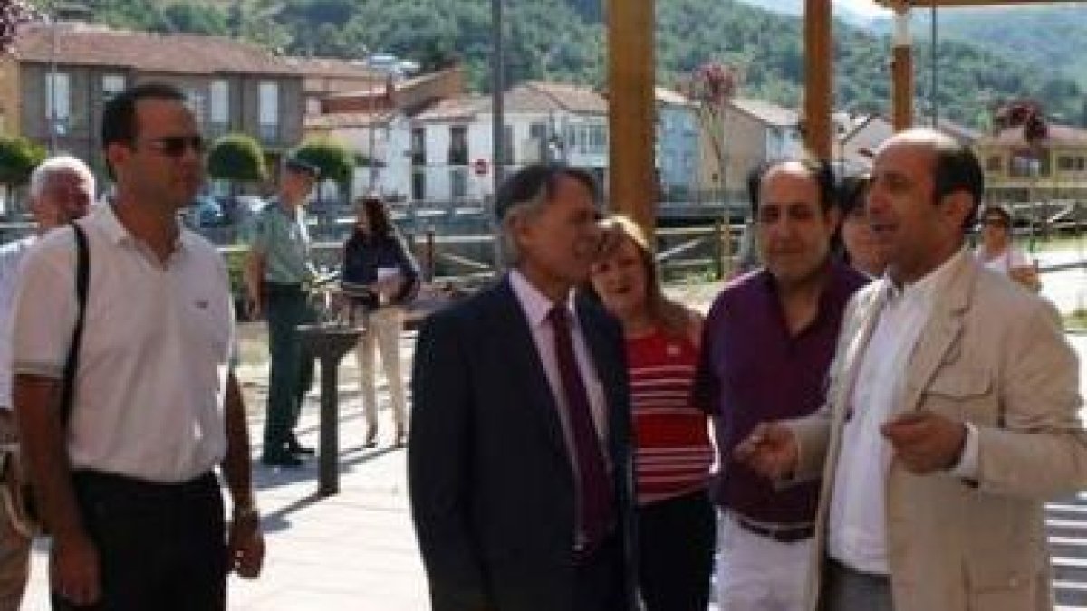 Castañón conversa con Álvarez, durante su visita a La Pola.