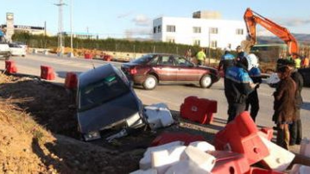 La policía toma nota del suceso con dos de los vehículos afectados en la avenida de Astorga.