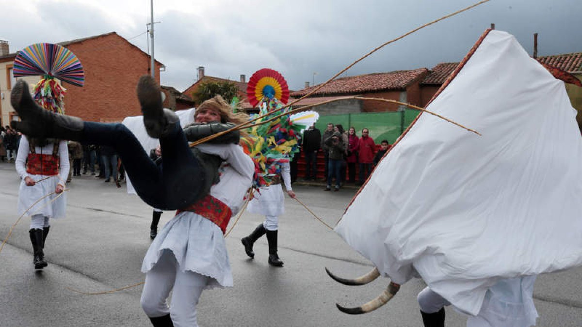 Un guirrio levanta a una moza ante un toro, en un antruejo que cumplió con el rito para obtener la fertilidad de la mujer y de la tierra.