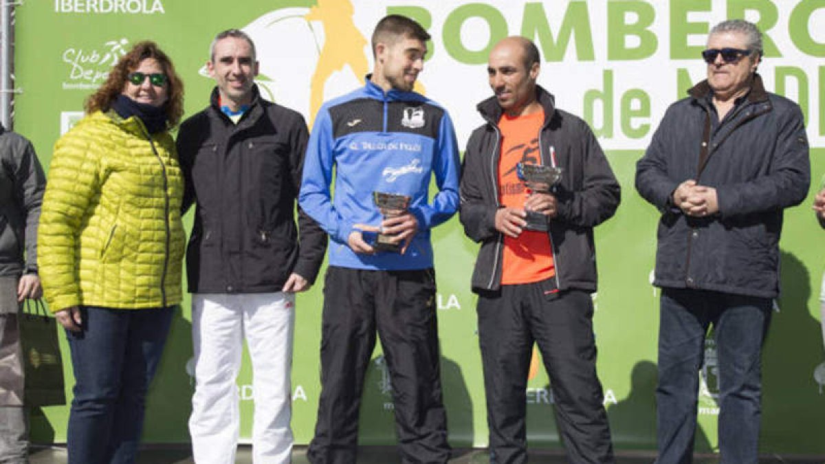Valcarce, de azul, con el trofeo que le acredita como segundo. DL