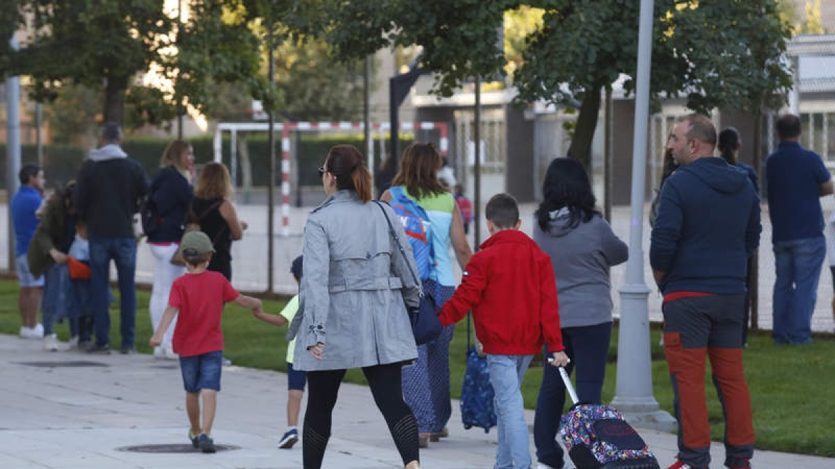Padres y alumnos iniciaron la rutina del madrugón. MIGUEL F.B.