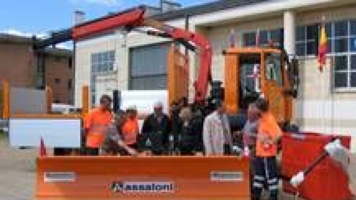 Los representantes de los municipios y la mancomunidad examinaron con detalle el nuevo camión