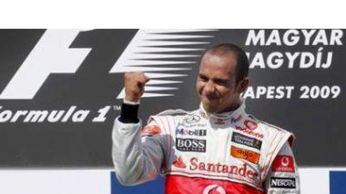 Hamilton, exultante en el podio por su triunfo.