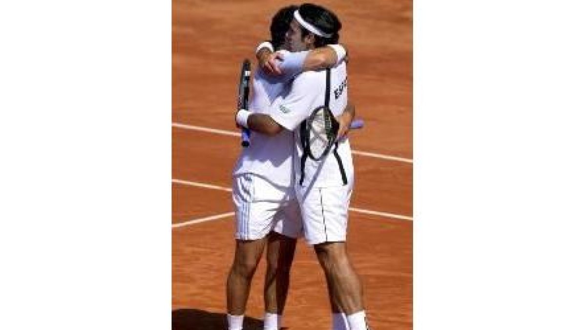 Corretja y Costa festejan su victoria frente al rival en el partido de dobles