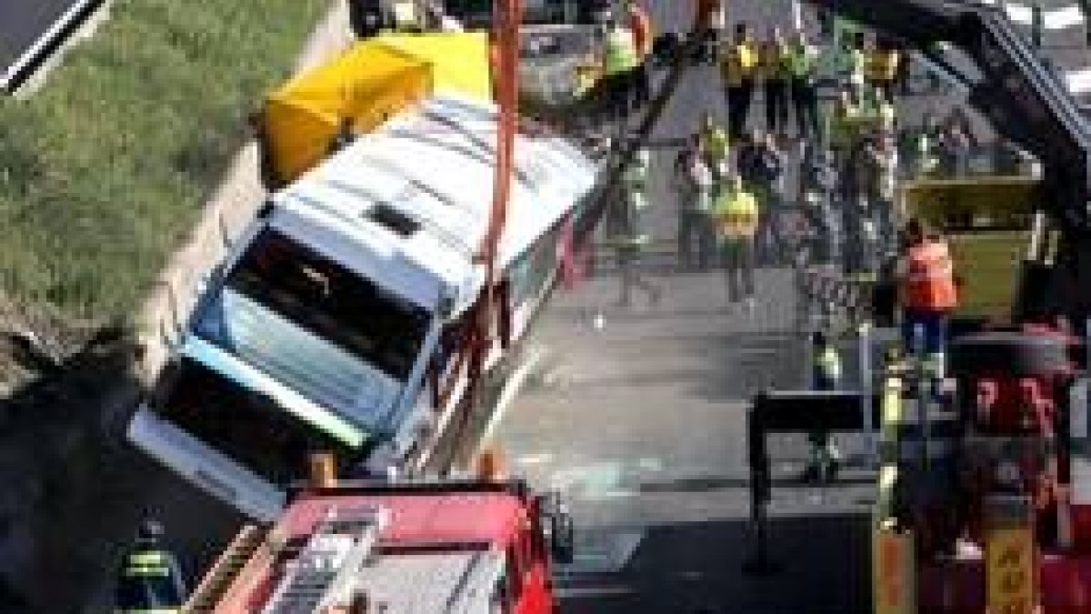 Una grúa levanta el vehículo siniestrado, en el que perdió la vida una mujer de 28 años