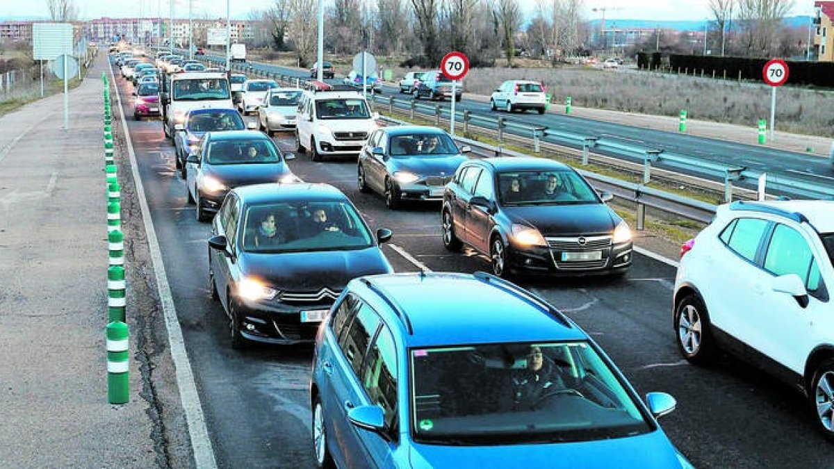 Retención de coches en una de las entradas de botella a la rotonda de la Granja. RAMIRO
