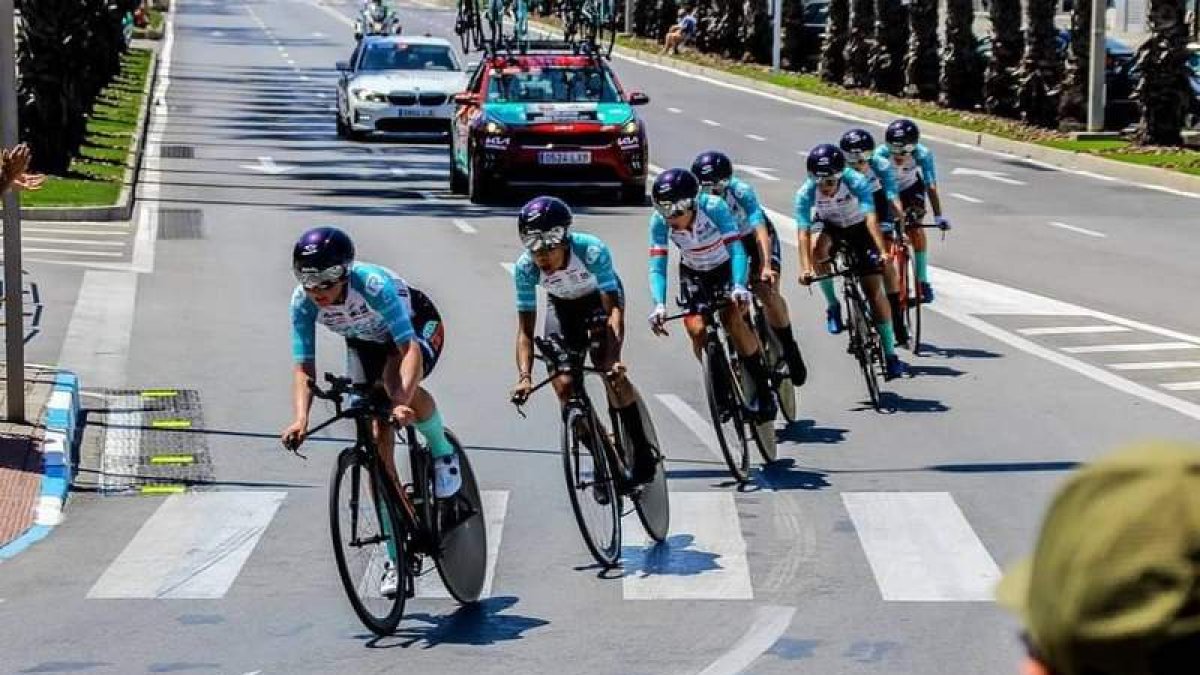 Las siete corredoras de la escuadra leonesa-colombiana en plena acción en la contrarreloj. ENEICAT CM TEAM