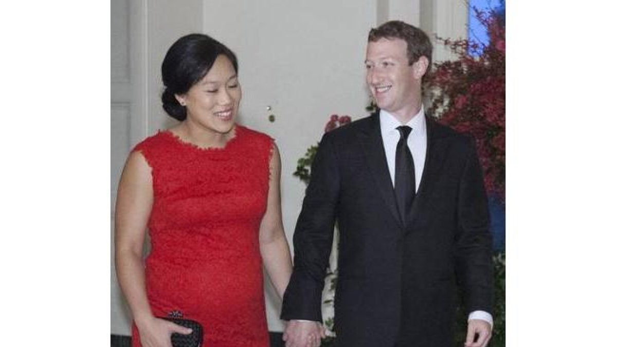 Zuckerberg junto con su pareja llegan a una cena presidencial con el presidente chino, Xi Jinping.