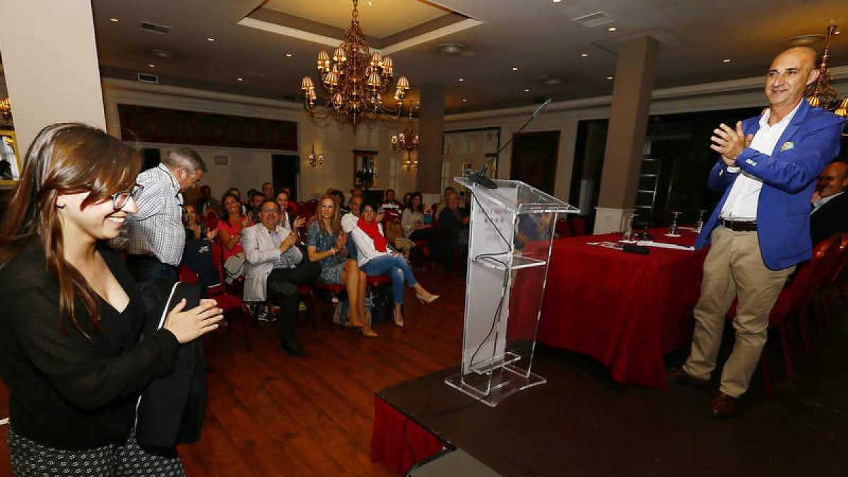 Maraña aplaude a Villarroel en un acto de partido celebrado esta semana.
