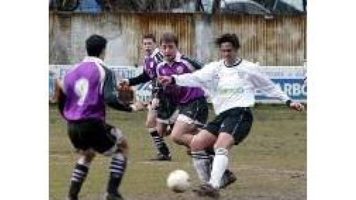 Diego, en el centro, trata de superar a varios componentes del Salamanca B