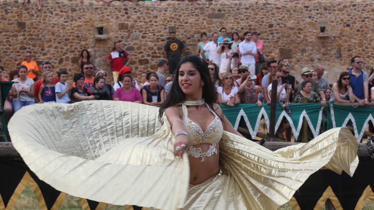 Al Cortejo de la Villa no le faltaron ni exhuberantes bailarinas ni los peregrinos de la Ruta Jacobea, además de damas y caballeros.