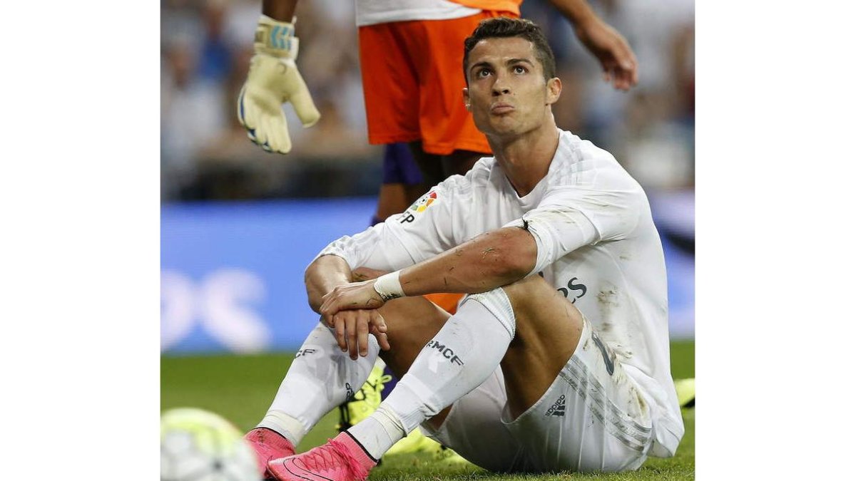Cristiano Ronaldo con un evidente de gesto impotencia tras fallar una ocasión clara.