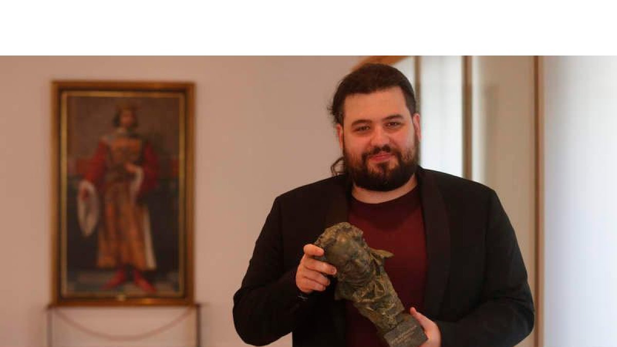 Néstor López, ayer, en la sede del Ayuntamiento en San Marcelo, donde acudió para ofrecer el premio Goya a la ciudad de León. FERNANDO OTERO