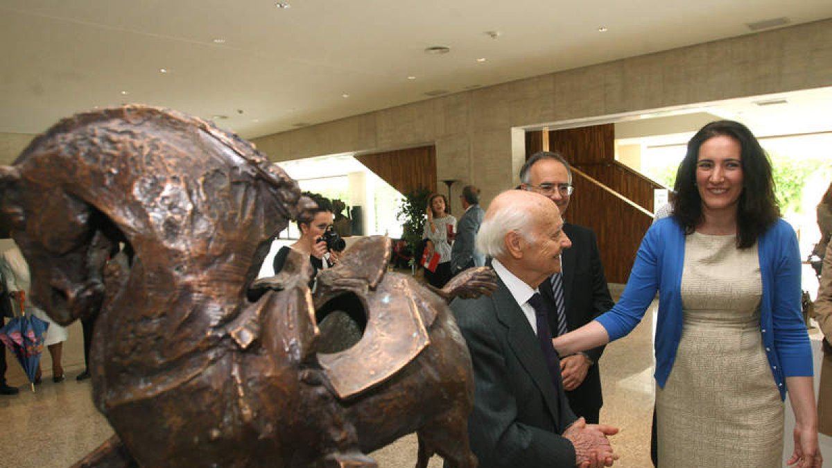 La presidenta de las Cortes, María Josefa García Cirac, inaugura la exposición junto al propio escultor y su hijo.