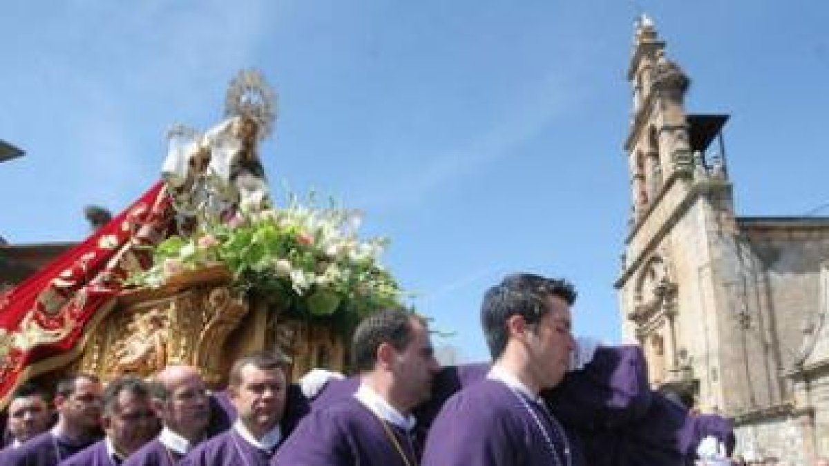 Más de una docena de costaleros portaron la imagen de la Virgen de la Quinta Angustia.