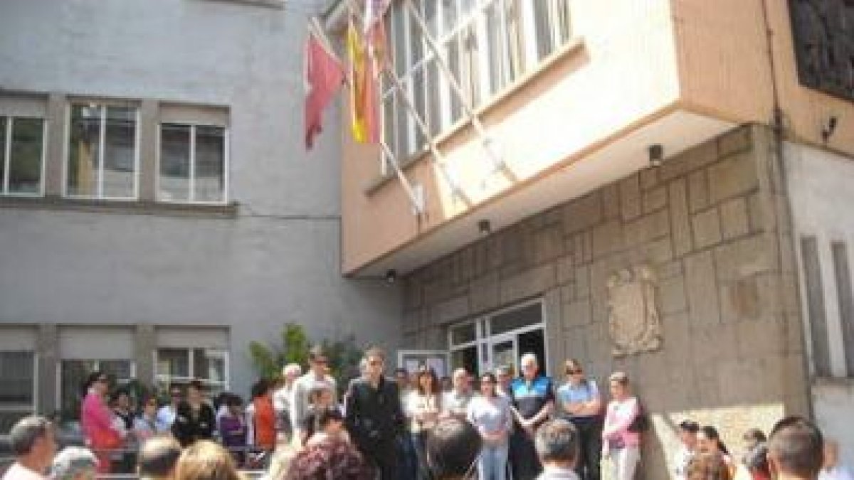 Familiares de Silvia Brugos, centro, en la concentración.