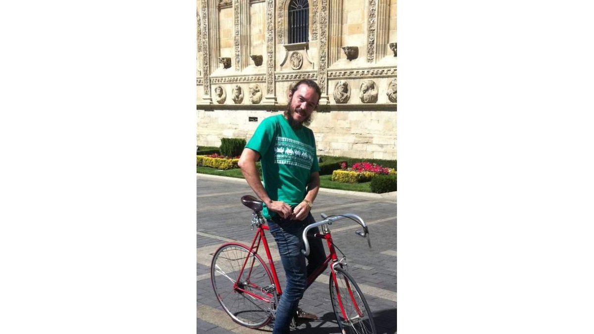 Manuel Tejada ante el Parador de San Marcos.