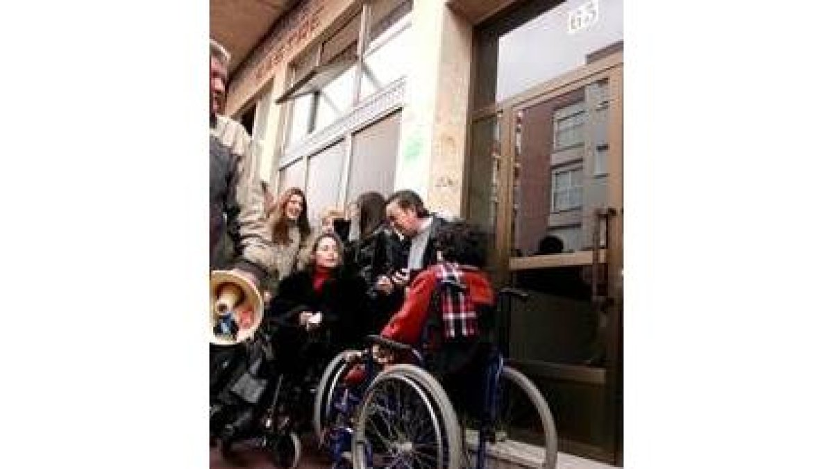 Los vecinos de Américo Rodrigues, durante la concentración de ayer