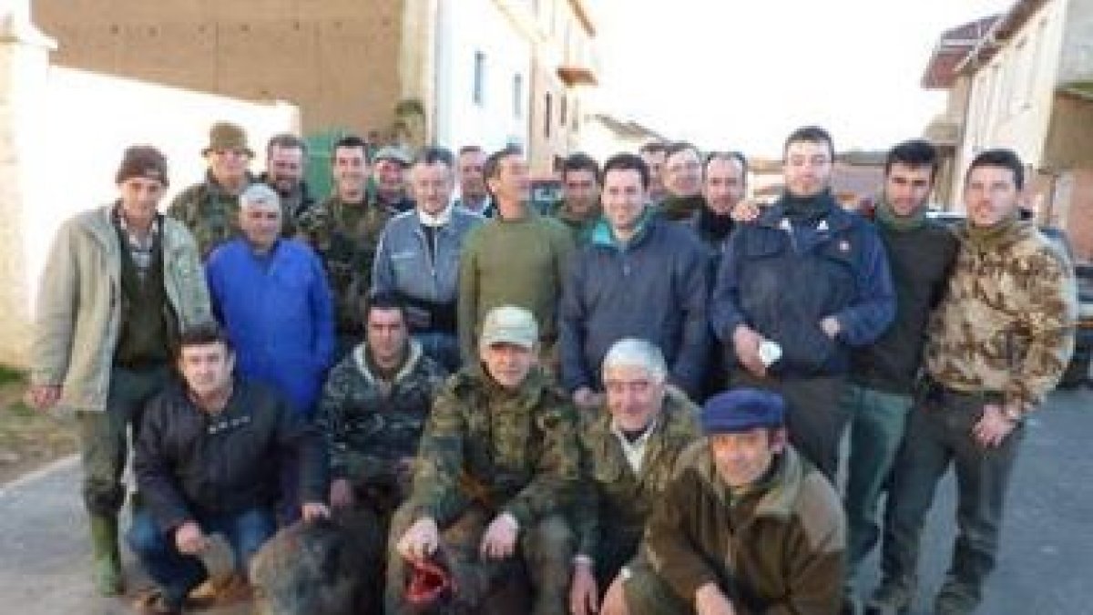 La cuadrilla de cazadores de Campo de Villavidel con los jabalíes abatidos.