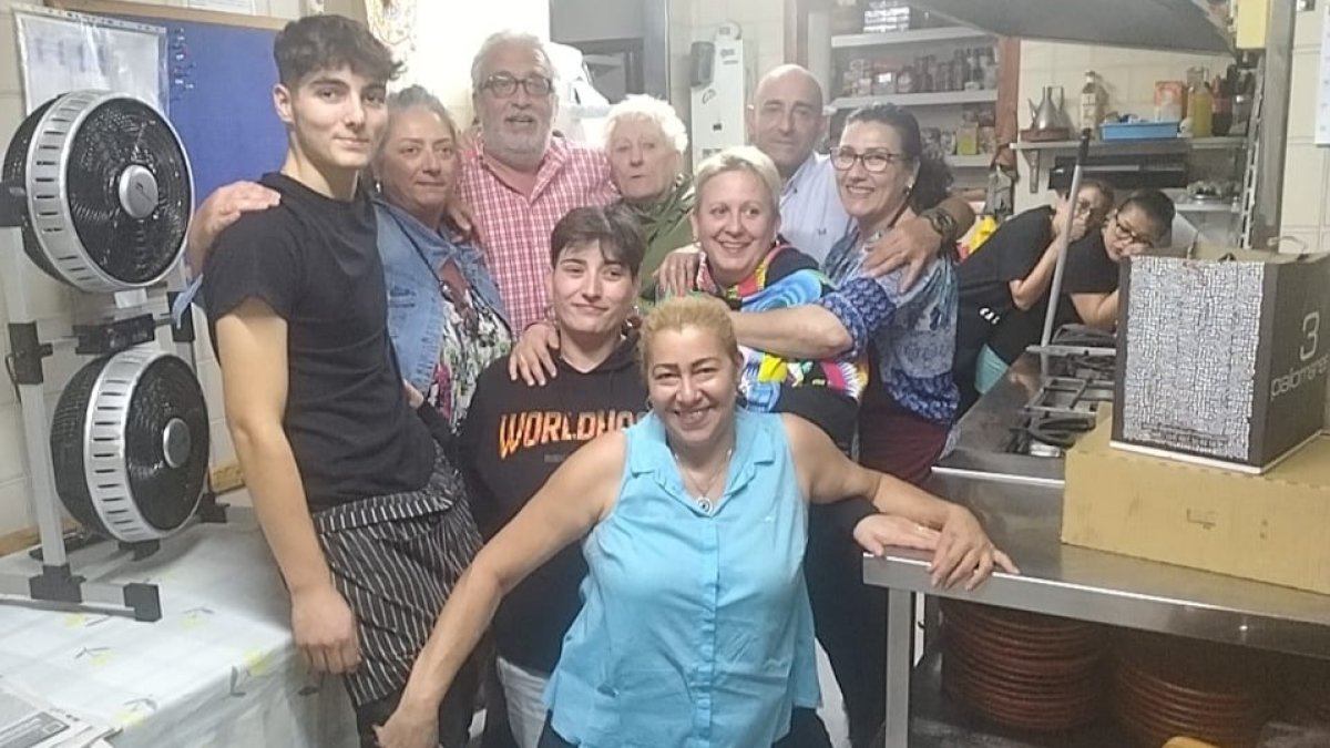 Leo Harlem, junto a los vecinos. DL