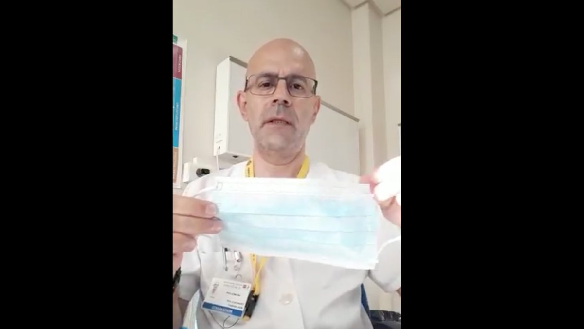 Cómo ponerse la mascarilla correctamente: La viral explicación de un médico