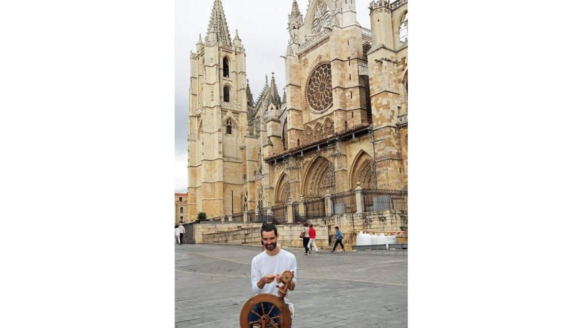 Fierro frente a la Catedral.