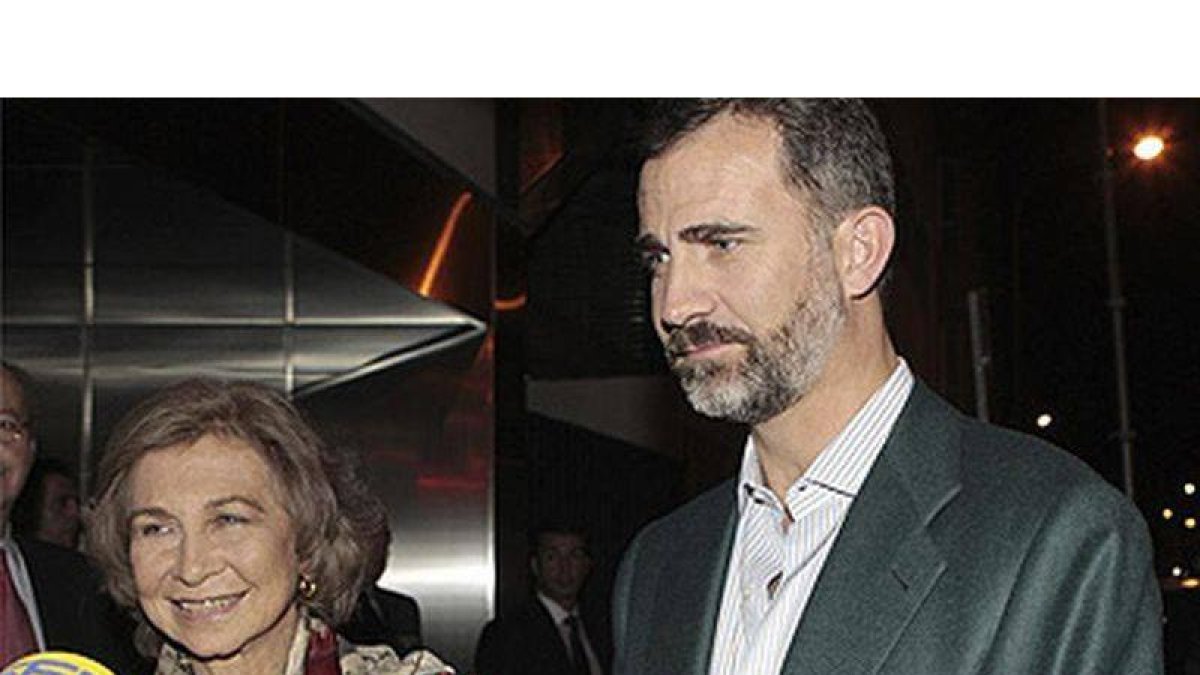 La reina Sofía y el príncipe Felipe atienden a los medios a la salida del hospital.