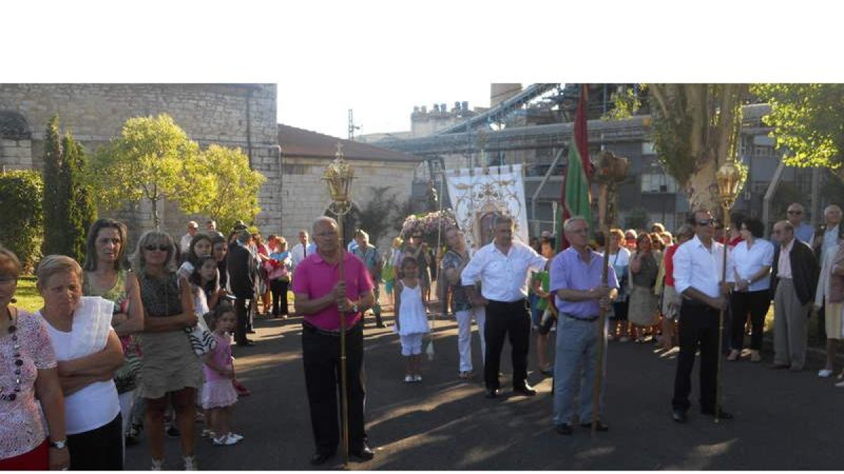 Salida ayer de la Virgen de Celada de su ermita, escoltada por las autoridades y los legionarios, donde recibió una ofrenda floral antes de llegar a la iglesia.