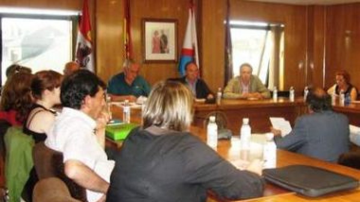 Bancada del grupo popular, en la última sesión plenaria del Ayuntamiento de Bembibre.