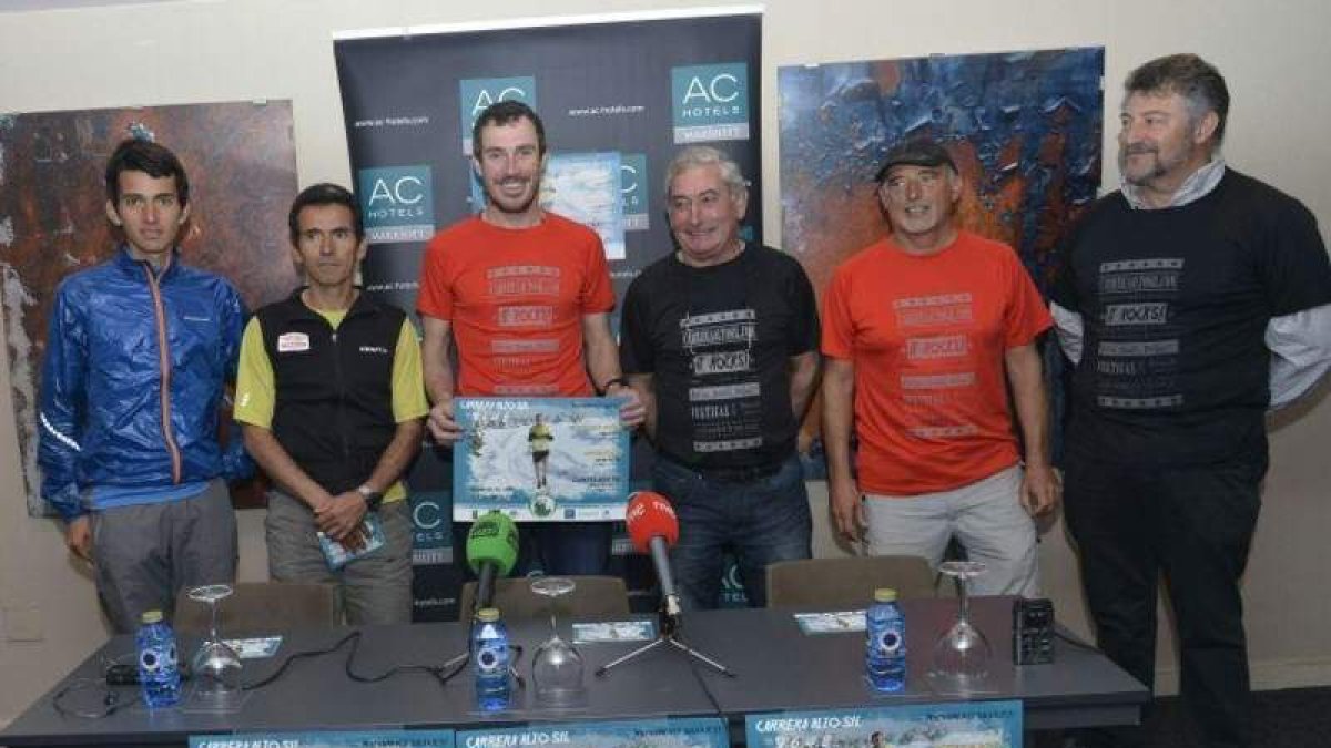 Saúl Padua, junto a los miembros de la organización.