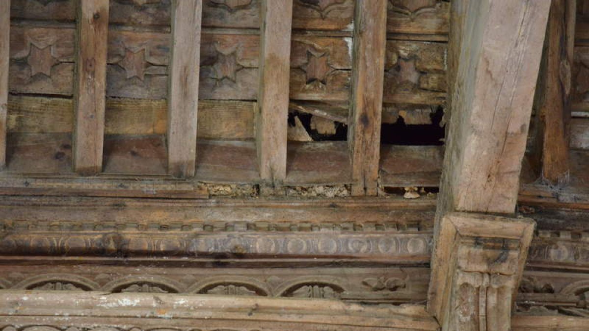 El deterioro de parte de la madera del artesonado.