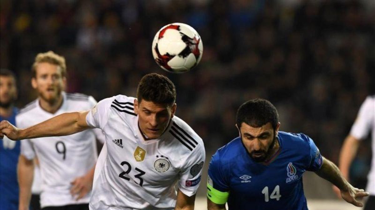 Mario Gómez, autor del tercer gol alemán, cabecea con la oposición de Sadygov.