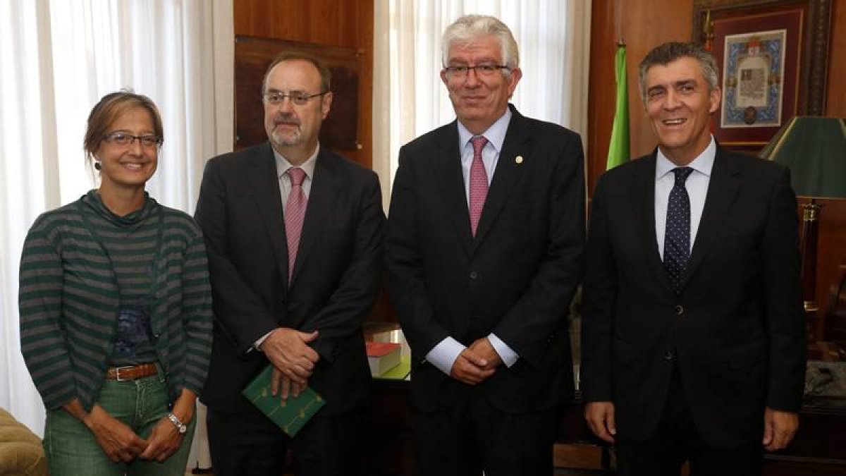 El consejero de Educación de la Junta, Fernando Rey, se reúne con el rector de la Universidad de León, José Ángel Hermida. Junto a ellos, el presidente de la FELE, Javier Cepedano y la directora general de Universidades, Pilar Garcés