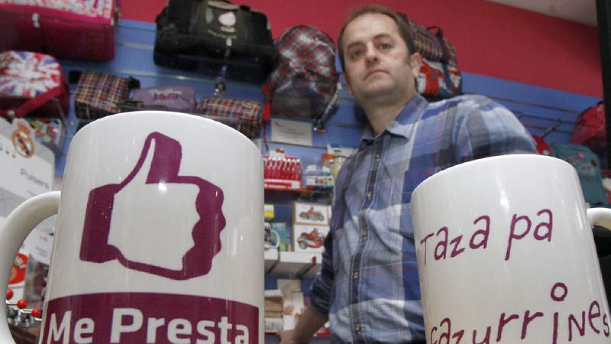 José Fuente, con algunas de sus tazas