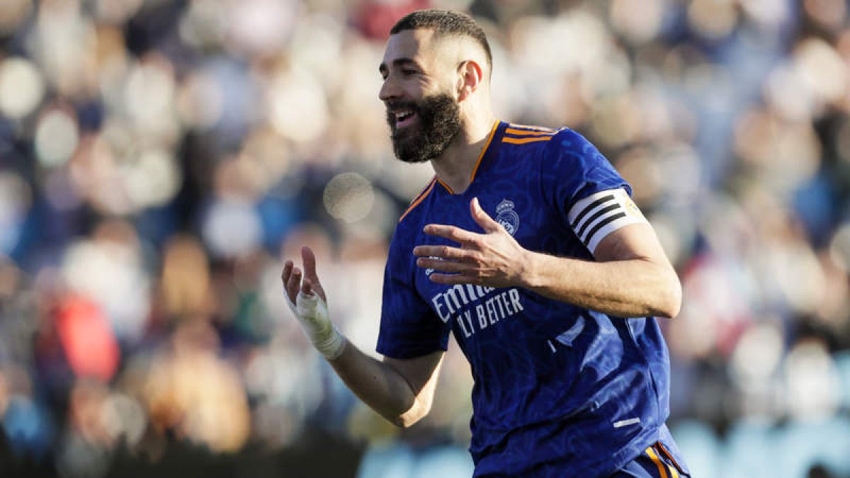 Karim Benzema celebra su segundo gol frente al Celta de Vigo. ELISEO TRIGO