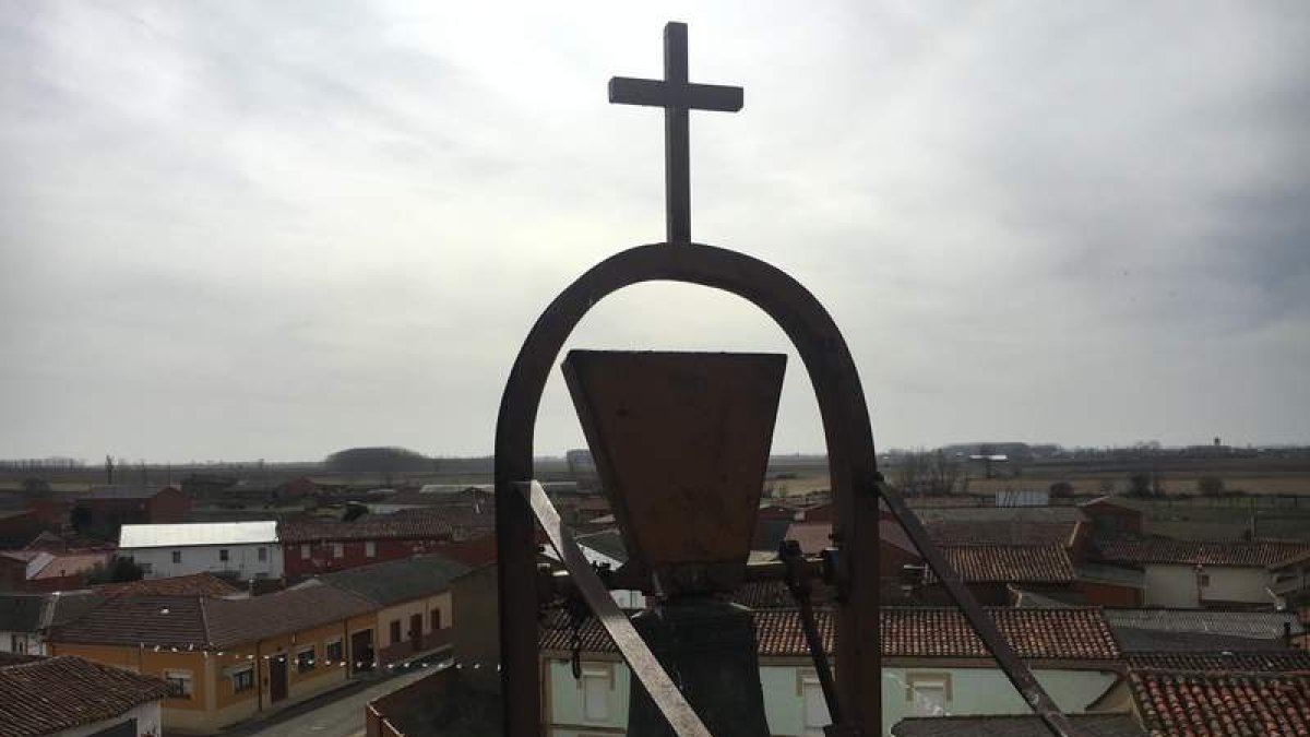 La campana y la iglesia de Antoñanes.