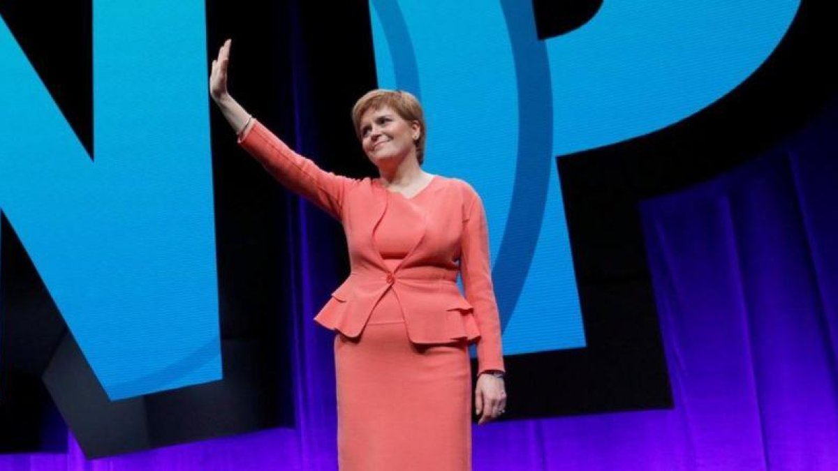 Nicola Sturgeon saluda a los congresistas del Partido Nacional Escocés, el 9 de octubre en Glasgow.