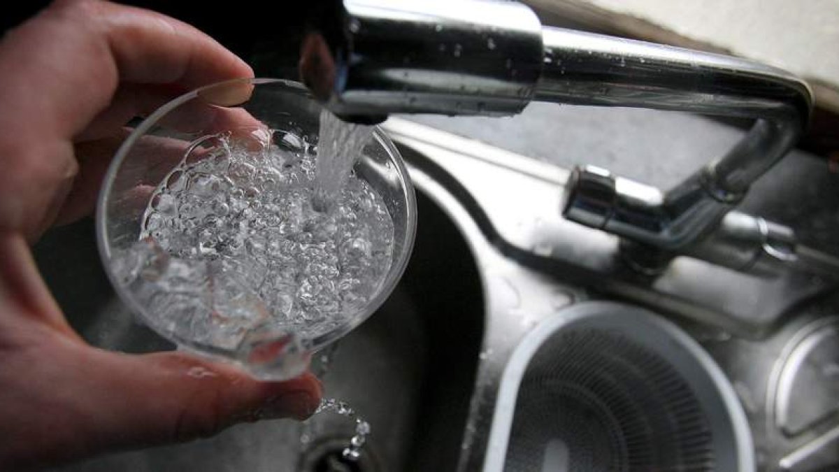El agua contiene nitratos cuyo consumo continuado se presenta como un riesgo para la salud. LINDSEY PARNABY