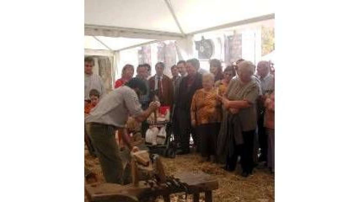Las autoridades contemplan una exhibición de artes manuales en el transcurso de la Feria Tradicional