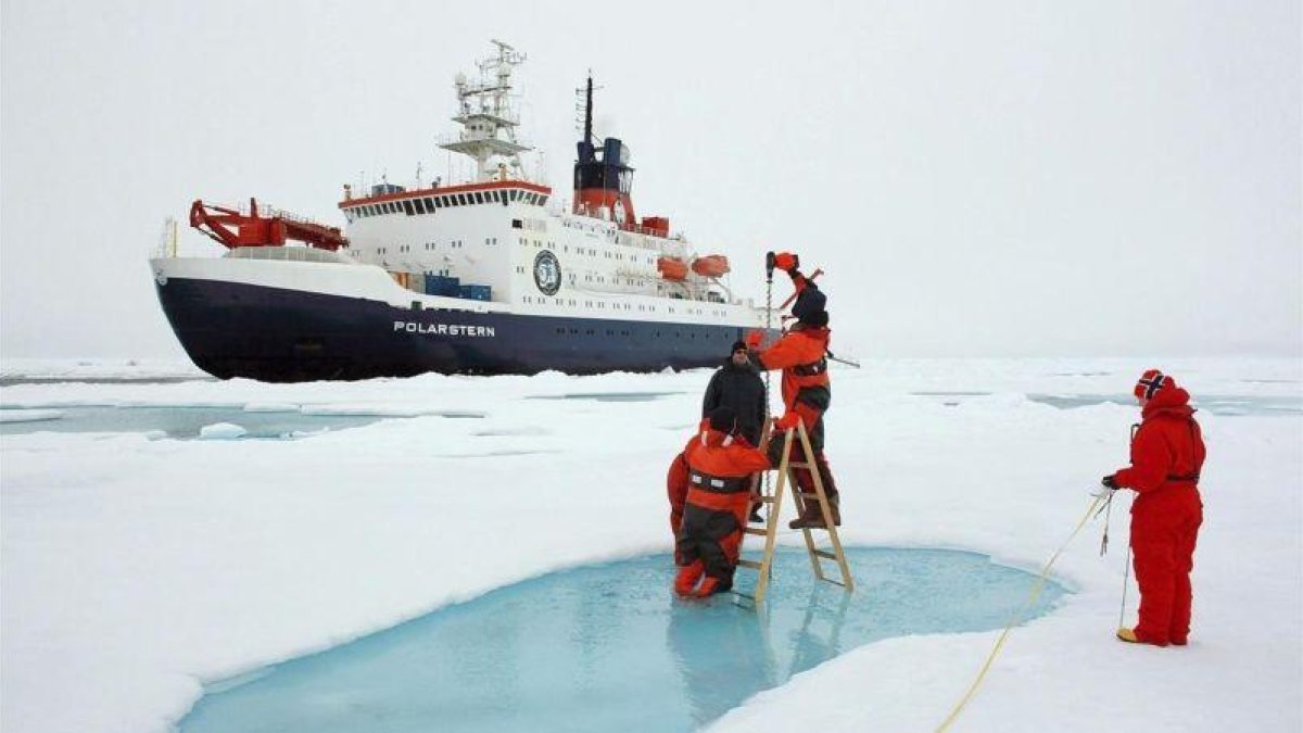 Científicos miden el grosor de la capa de hielo del Ártico cerca del Polo Norte.