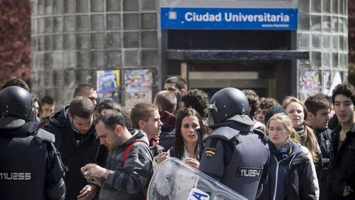 Agentes de la Policía Nacional conversan con los estudiantes en la Universidad Complutense en una jornada de huelga en la que han sido detenidas más de 50 personas en los altercados que se han registrado esta mañana, después de que un grupo haya entrado e