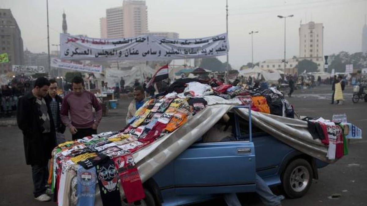 Un puesto de camisetas en la plaza Tahrir, que hoy será el escenario de una multitudinaria manifestación.