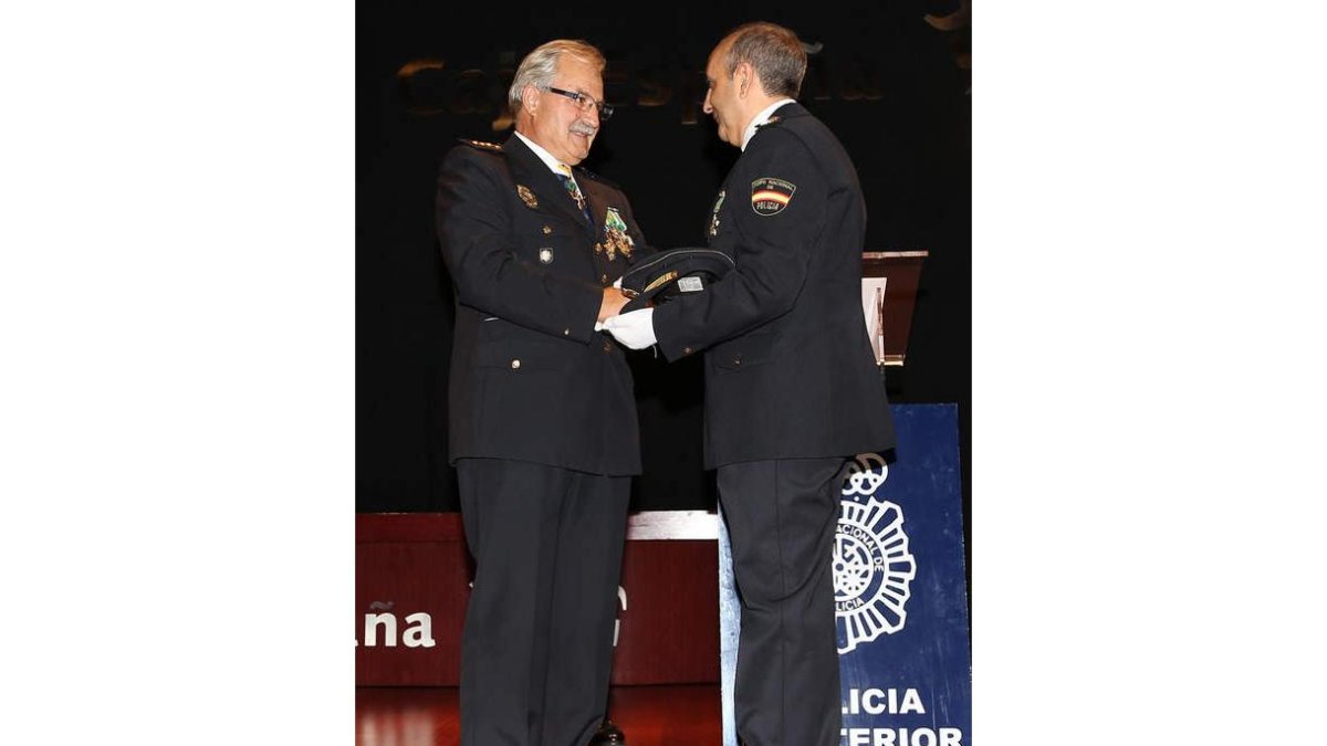 Ángel Miñambres, entregando una condecoración.
