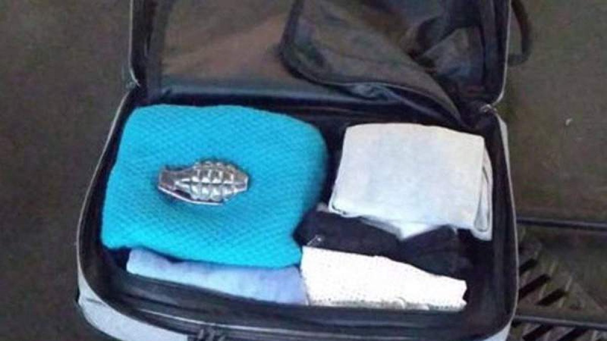 Imagen de la maleta con la hebilla en forma de granada. ACM