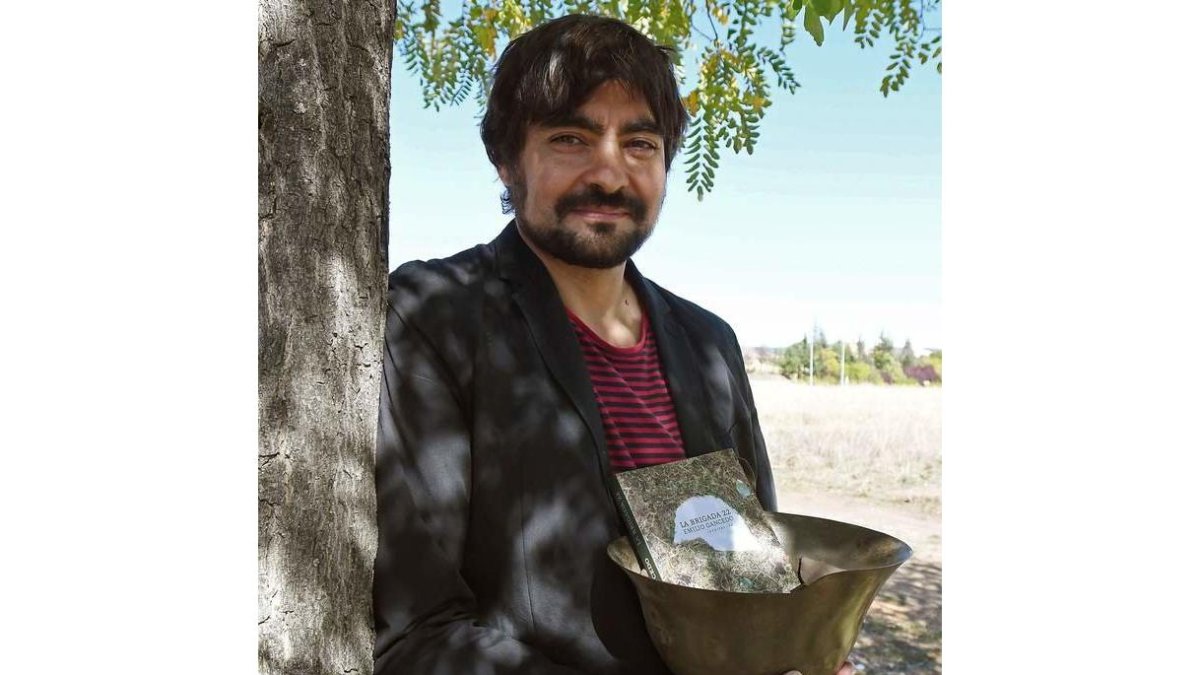Emilio Gancedo, con un ejemplar de su novela.